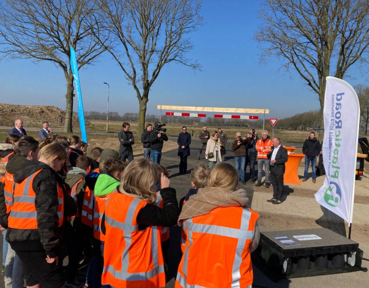 KWS en PlasticRoad realiseren innovatieve, duurzame carpoolplaats N34 | KWS